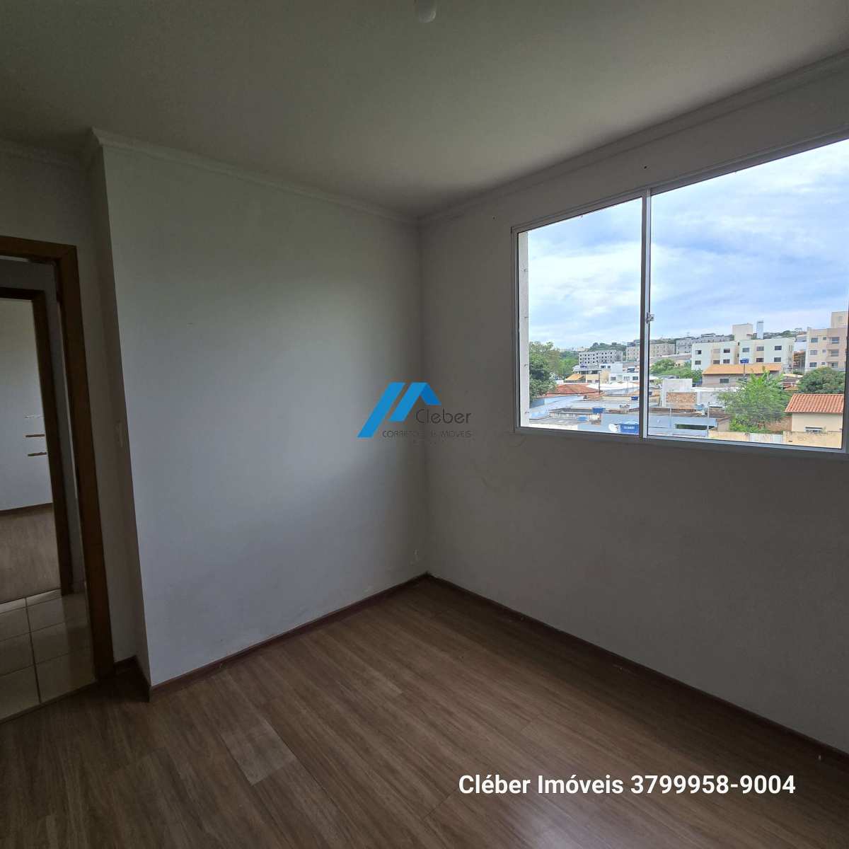 Lindo apto pronto pra morar, armário na cozinha garagem coberta. Informações 37-99958-9004 - CLÉBER IMÓVEIS