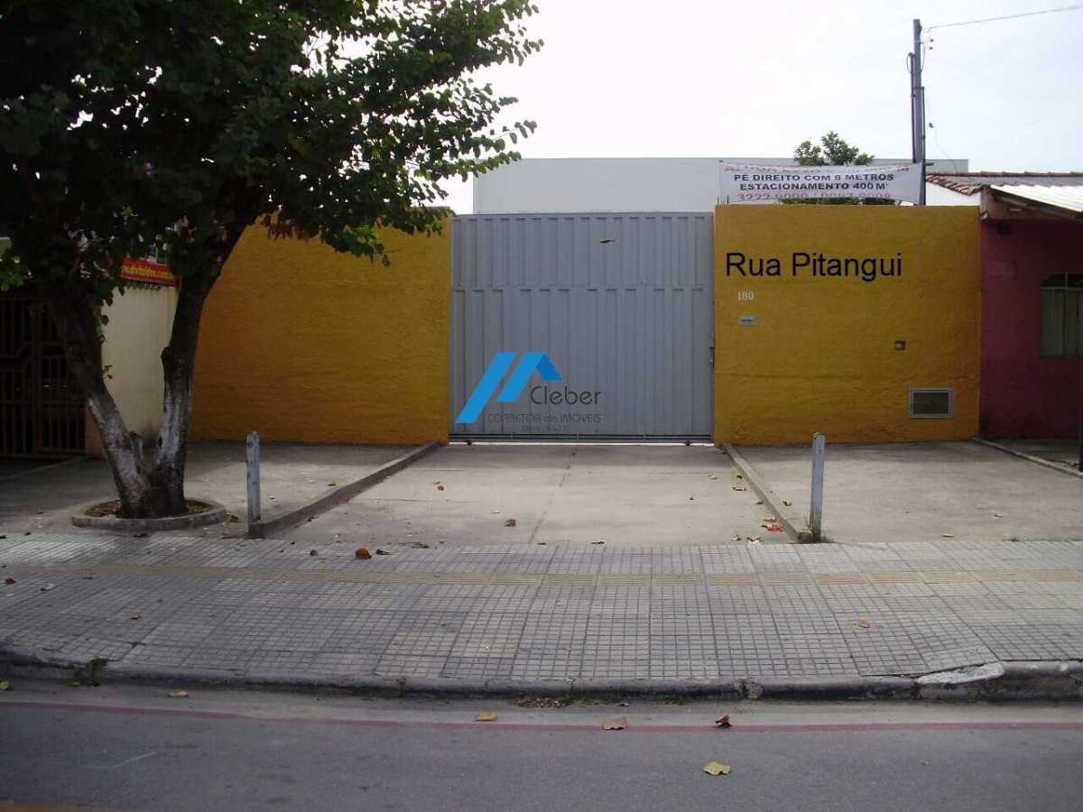 Galpão para locação excelente.  O imóvel possui 6 banheiros, 3 salas de escritorio, cozinha grande.  Área total de 1080m² e 680m² de area construida. 
