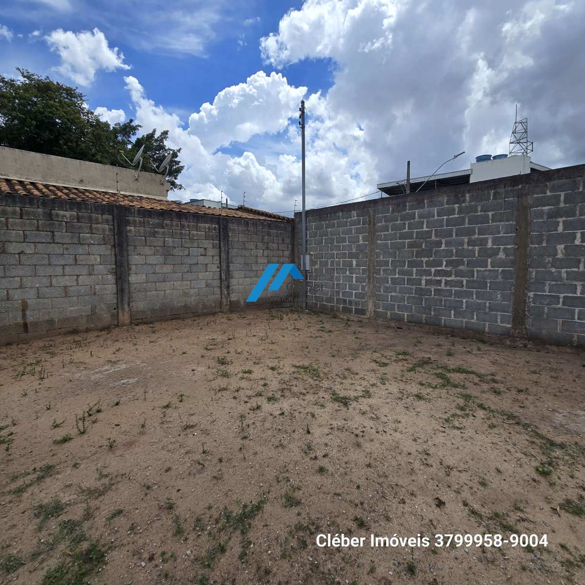 Bairro Gerado Pereira, lote ideal pra galpão, muro estruturado, plano.  Informações ligue 37-99958-9004. - CLÉBER IMÓVEIS