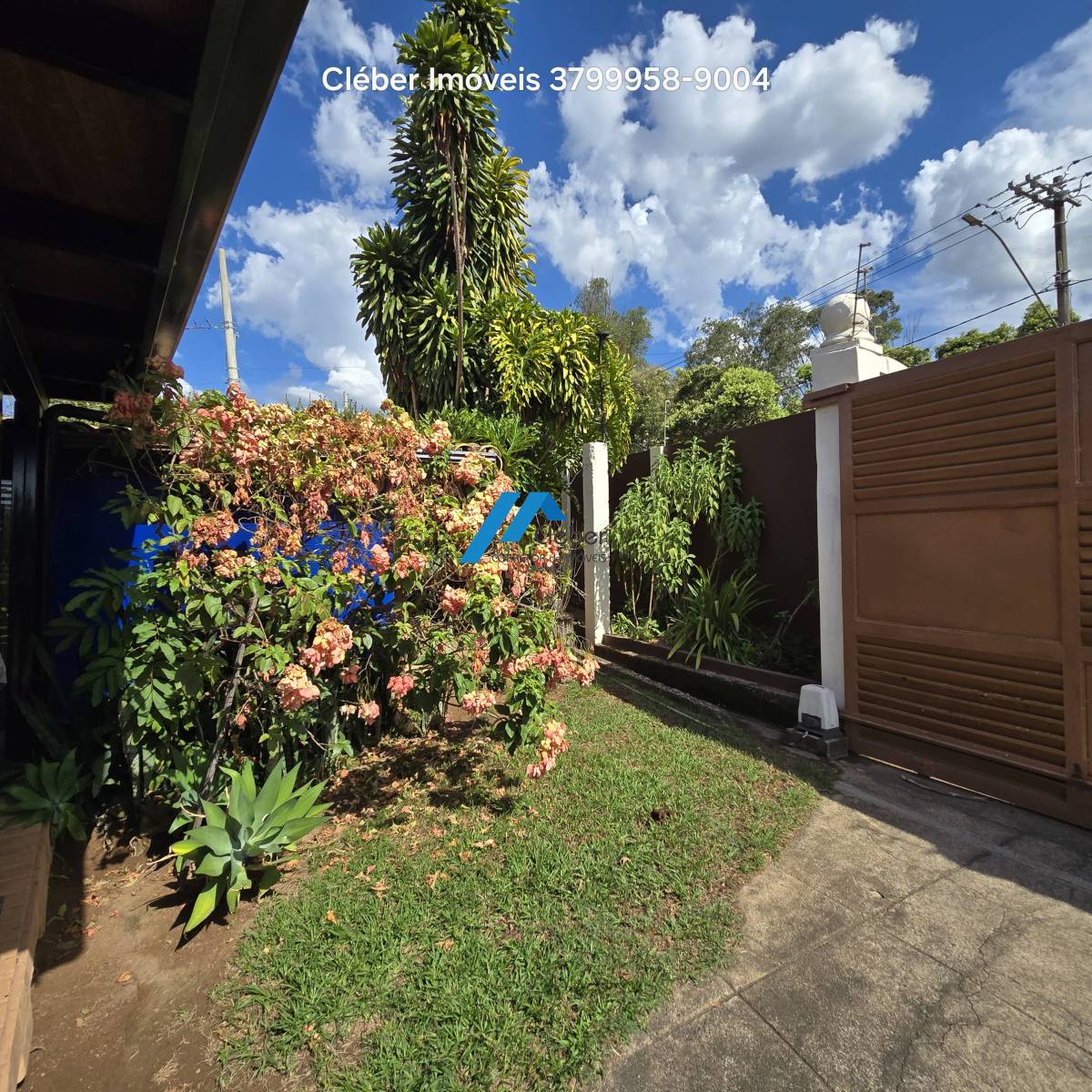 Vendo casa alto padrão, possibilidade  de permuta em parte pagamento. Agende sua visita, peça informações faça sua proposta.37.99958-9004 - CLÉBER IMÓVEIS